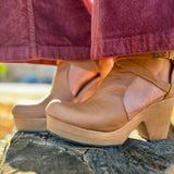 Cedar Clogs - Tan Leather