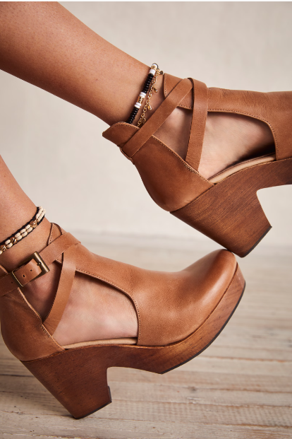 Cedar Clogs - Tan Leather