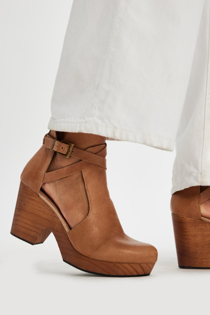 Cedar Clogs - Tan Leather